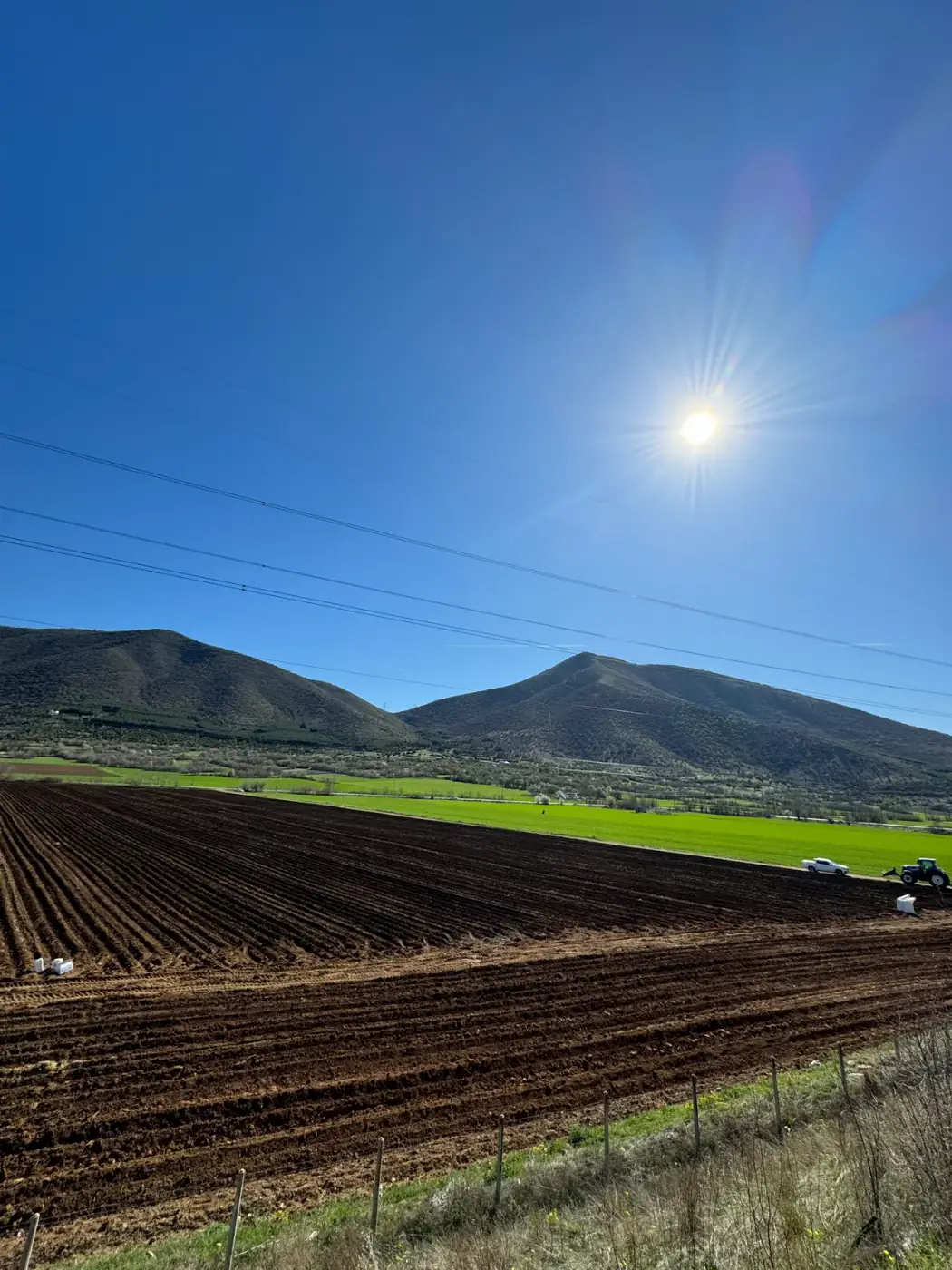 Τρακτέρ με σακιά σε φρεσκοσκαμμένο χωράφι στην Κοζάνη